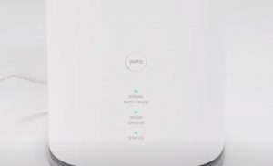 ホームルーターのランプが緑色に点灯している様子