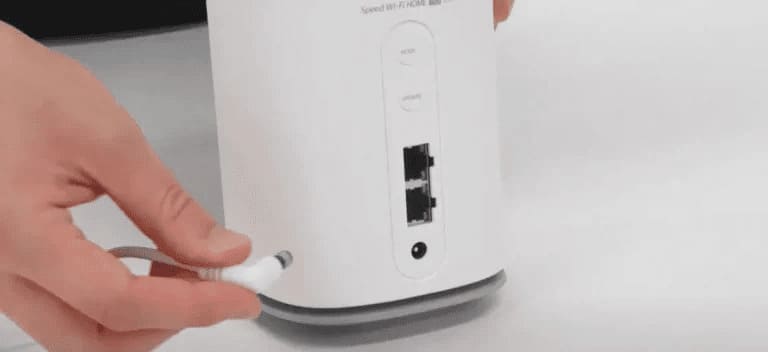 本体に電源ケーブルを差し込む様子