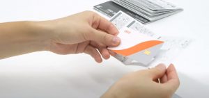 台紙からSIMカードを取り外す様子