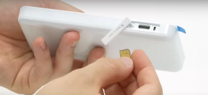 SIMカードをモバイルルーターに差し込む様子